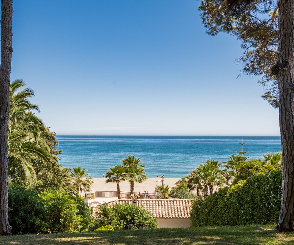 Charming refurbished beachfront villa in the Golden Mile