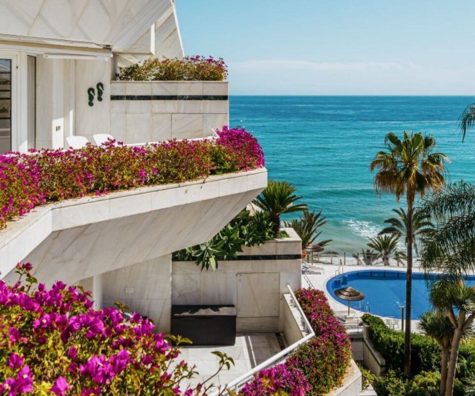 Front line beach luxe appartement met adembenemend uitzicht op zee