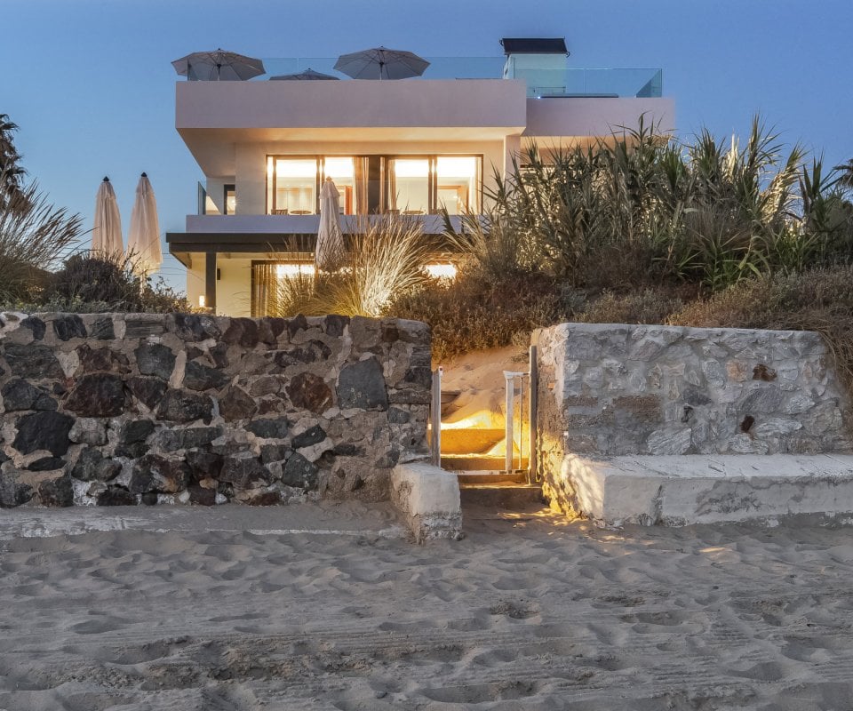 Superbe villa moderne en bord de plage à Costabella à Marbella Est