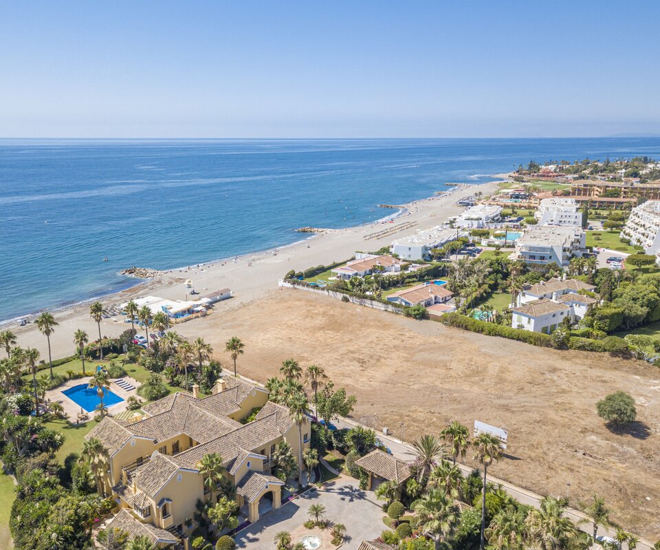 Magnífica parcela en primera línea de playa en Guadalmina Baja