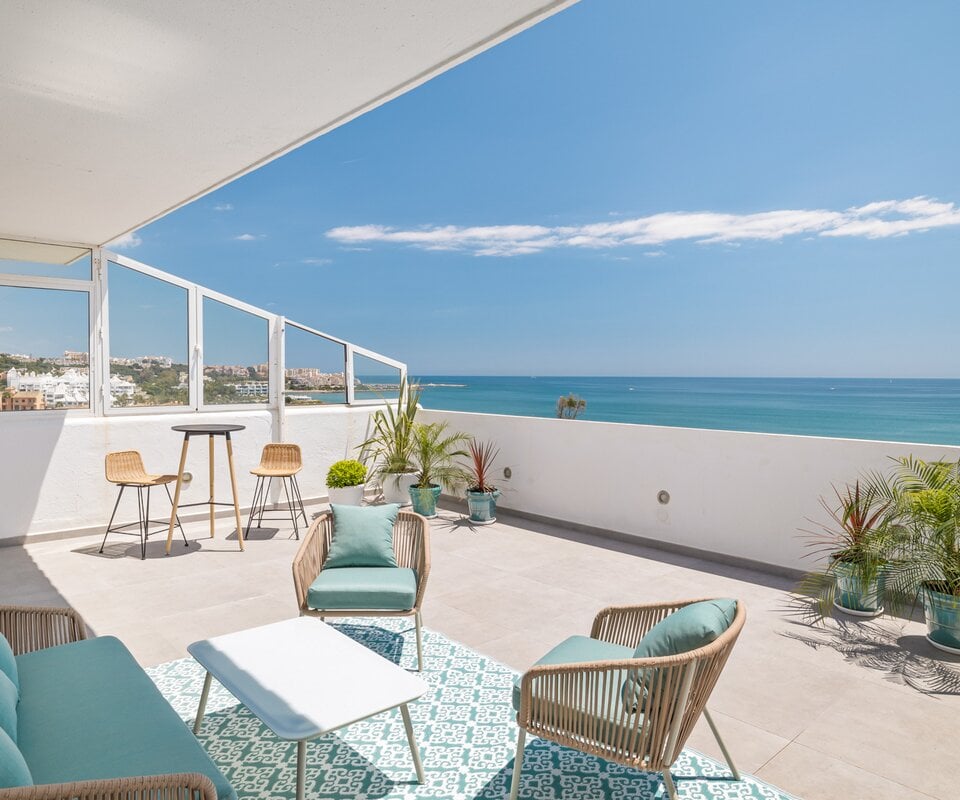 Lovely fully renovated 3 bedroom duplex penthouse front line beach