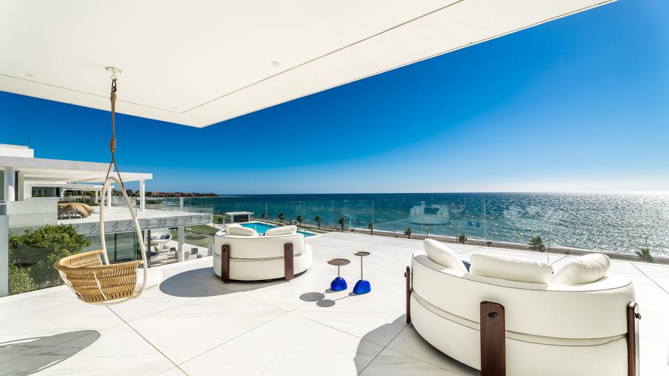 Fantastic duplex penthouse in Emare, with beautiful sea views and direct access to the beach.