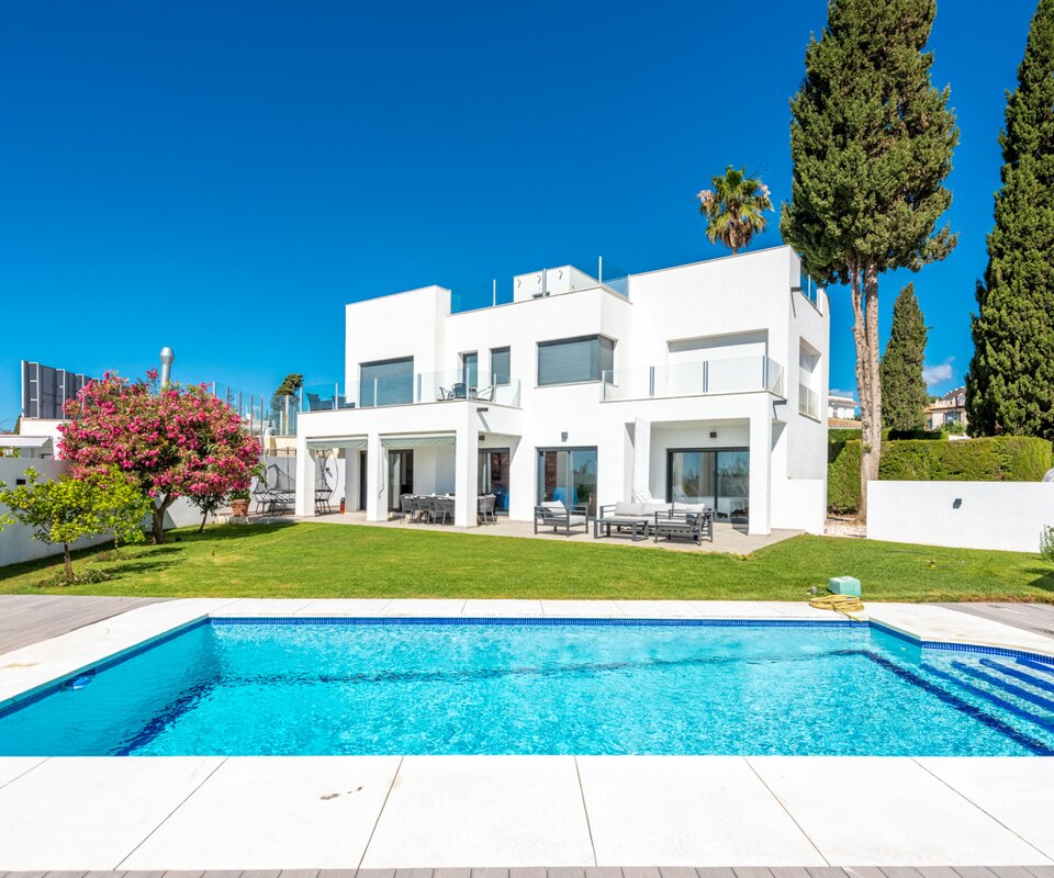 Designer villa with lovely views and ready to move into and close to Puerto Banús