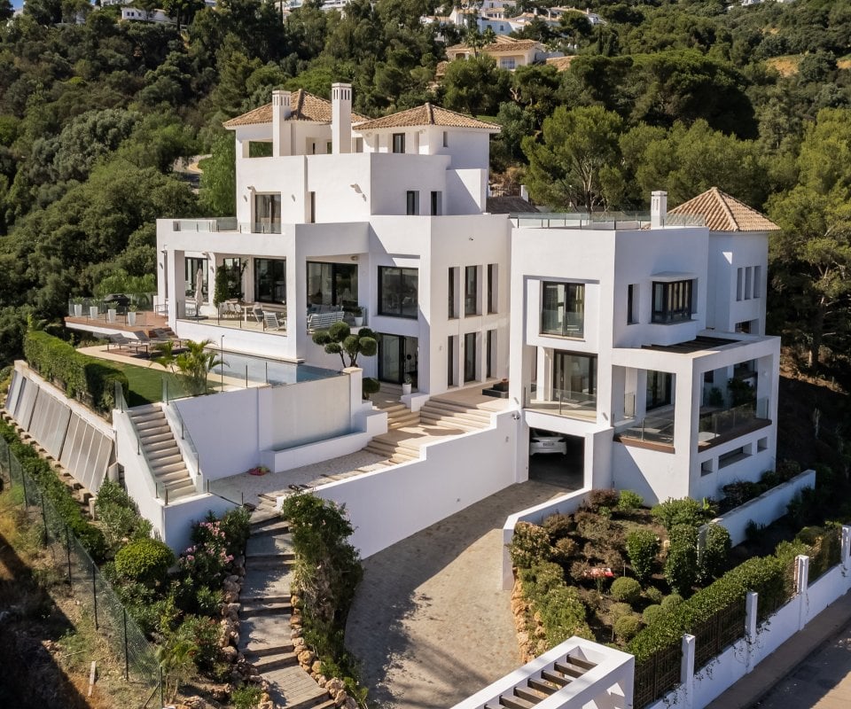 Moderne villa in Altos de los Monteros met spectaculair panoramisch uitzicht op zee
