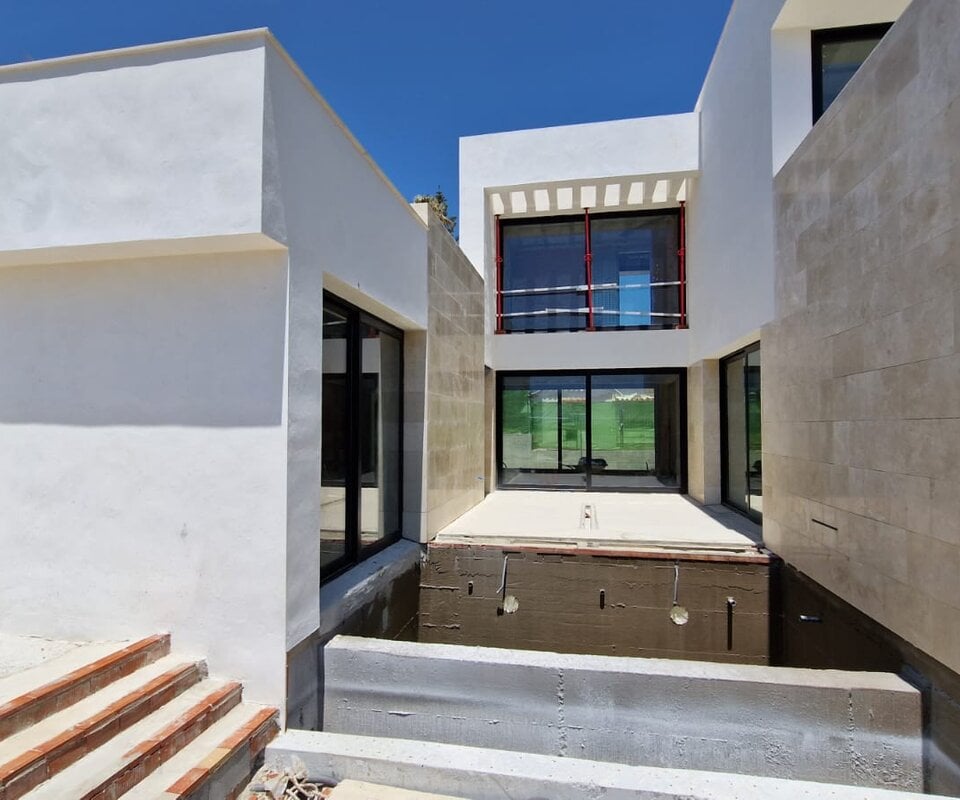 Villa bien située en construction à Nueva Andalucía à distance de marche de la plage
