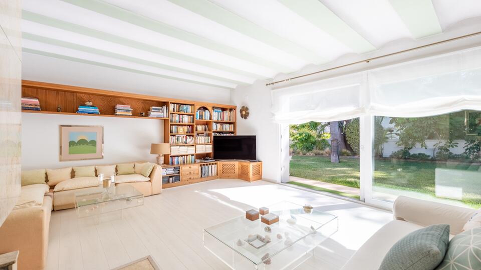 Bright, one level  villa within a short stroll to the beach in Los Monteros