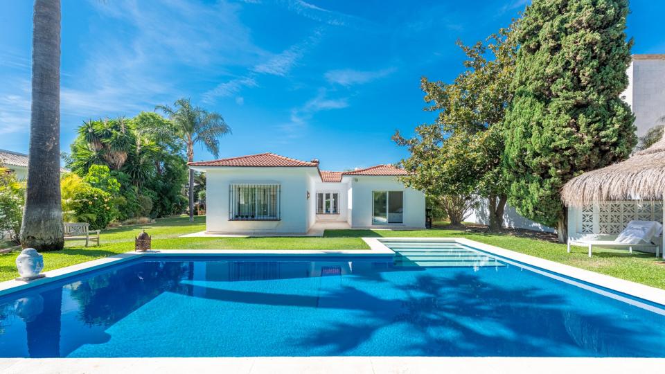 Bright, one level  villa within a short stroll to the beach in Los Monteros