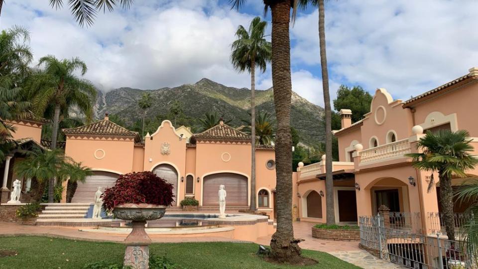 Classic villa in sought-after residential area of Sierra Blanca