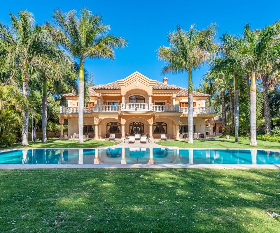 Elegant beachside villa in an excellent location in Guadalmina Baja