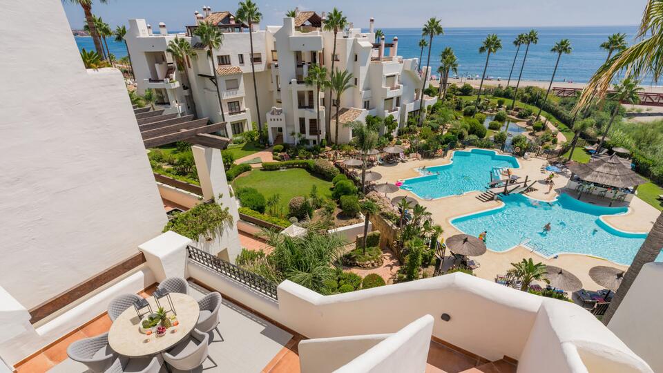 Duplex penthouse with stunning panoramic views to the sea in Bahia del Velerin, Estepona