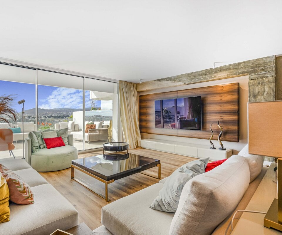 Gerenoveerd 3 slaapkamer appartement met prachtig uitzicht op zee en de bergen in Las Lomas de Marbella Club