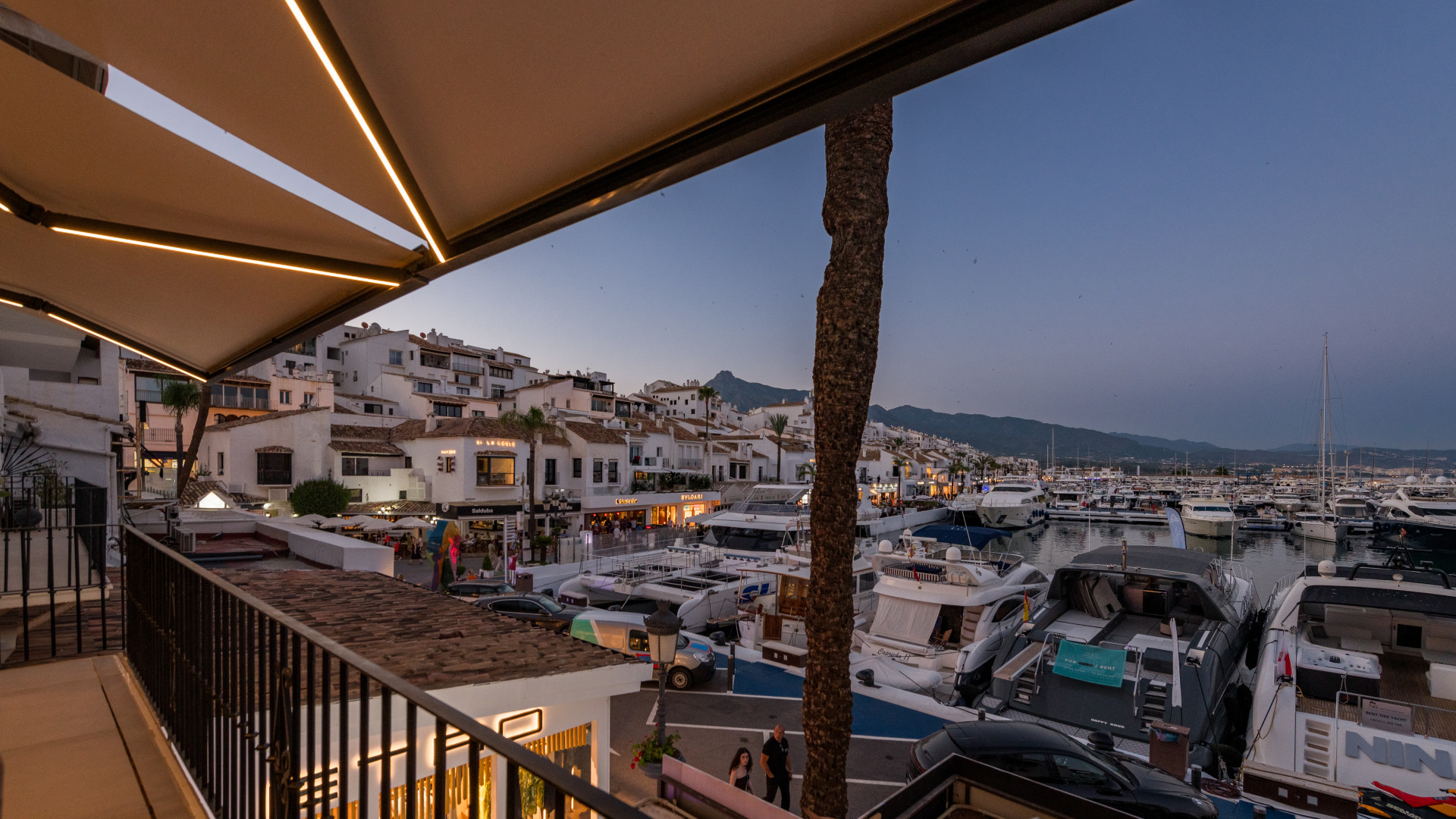 Buy a frontline restaurant bar in puerto banus marbella