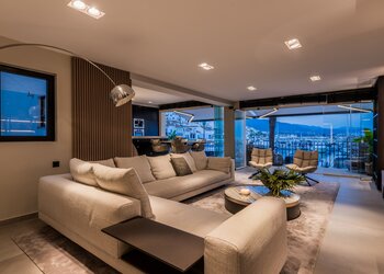 Atemberaubende moderne Wohnung in Puerto Banús mit spektakulärem Meer- und Bergblick