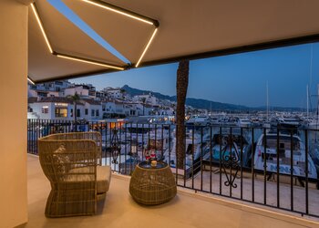 Atemberaubende moderne Wohnung in Puerto Banús mit spektakulärem Meer- und Bergblick