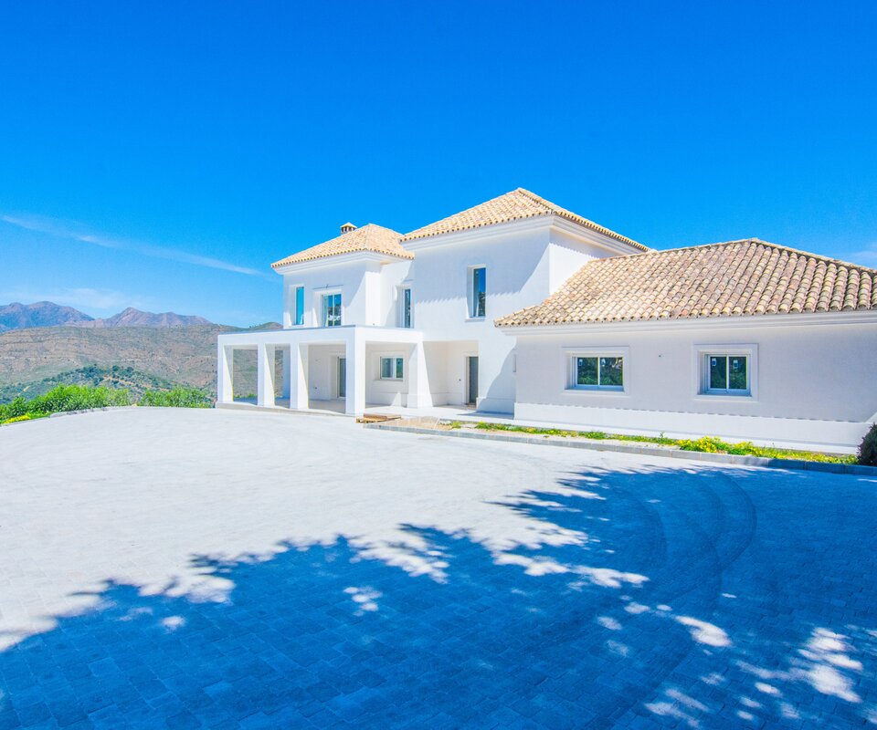Recently renovated villa with panoramic views on a large plot