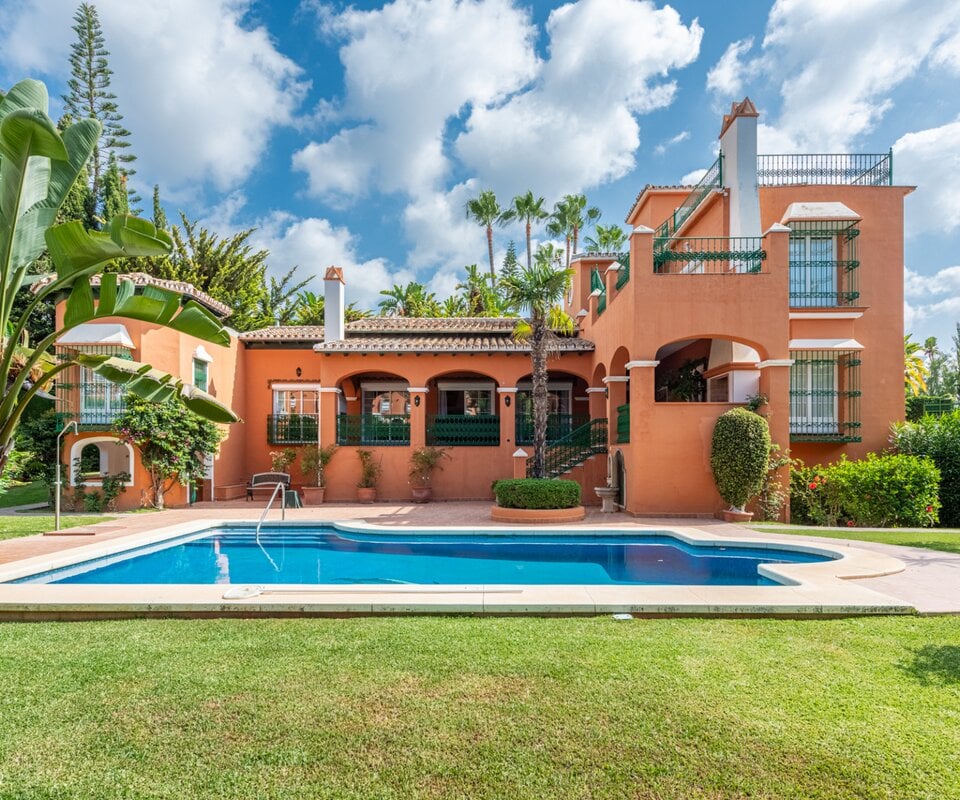 Charming villa in Bahía de Marbella, just a few minutes walk to one of the best beaches of Marbella