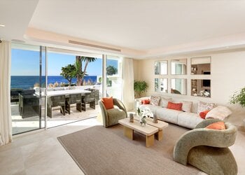 Completely renovated beachfront garden apartment in Marina Puente Romano 