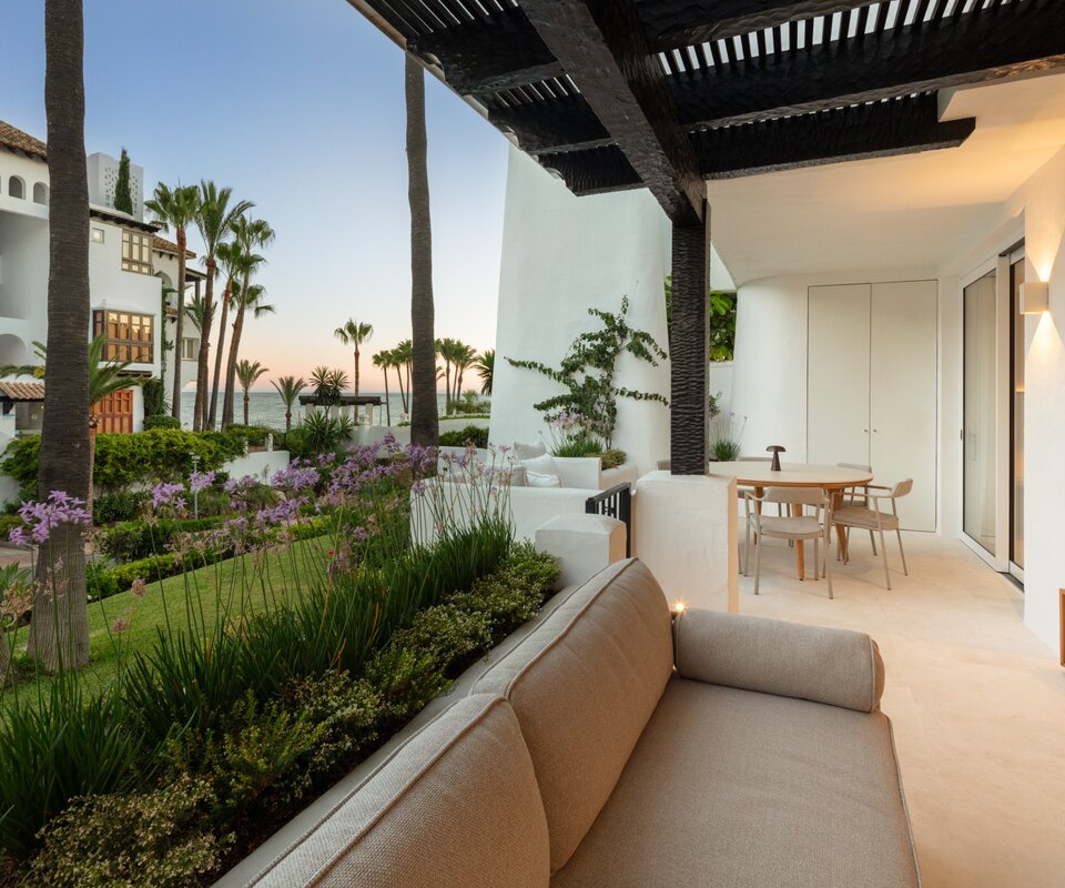 Indrukwekkend modern appartement met uitzicht op zee in Puente Romano