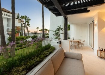 Impressive modern apartment with sea views in Puente Romano 
