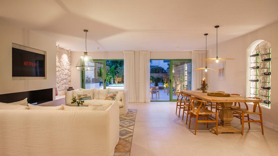 Top renovated beachside townhouse with private pool 
