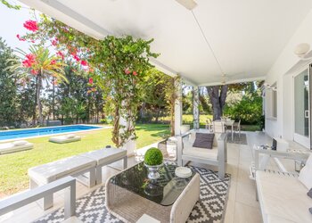 Private, elegante und helle Villa in einer ruhigen Gegend von Guadalmina Baja