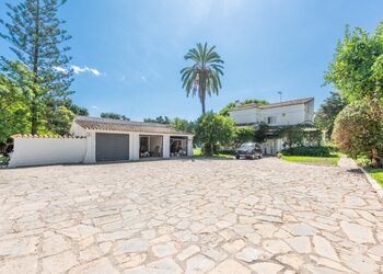 Private, elegante und helle Villa in einer ruhigen Gegend von Guadalmina Baja