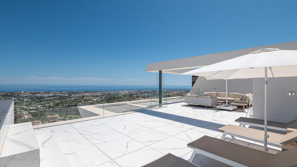 Stunning penthouse with private pool and panoramic sea views