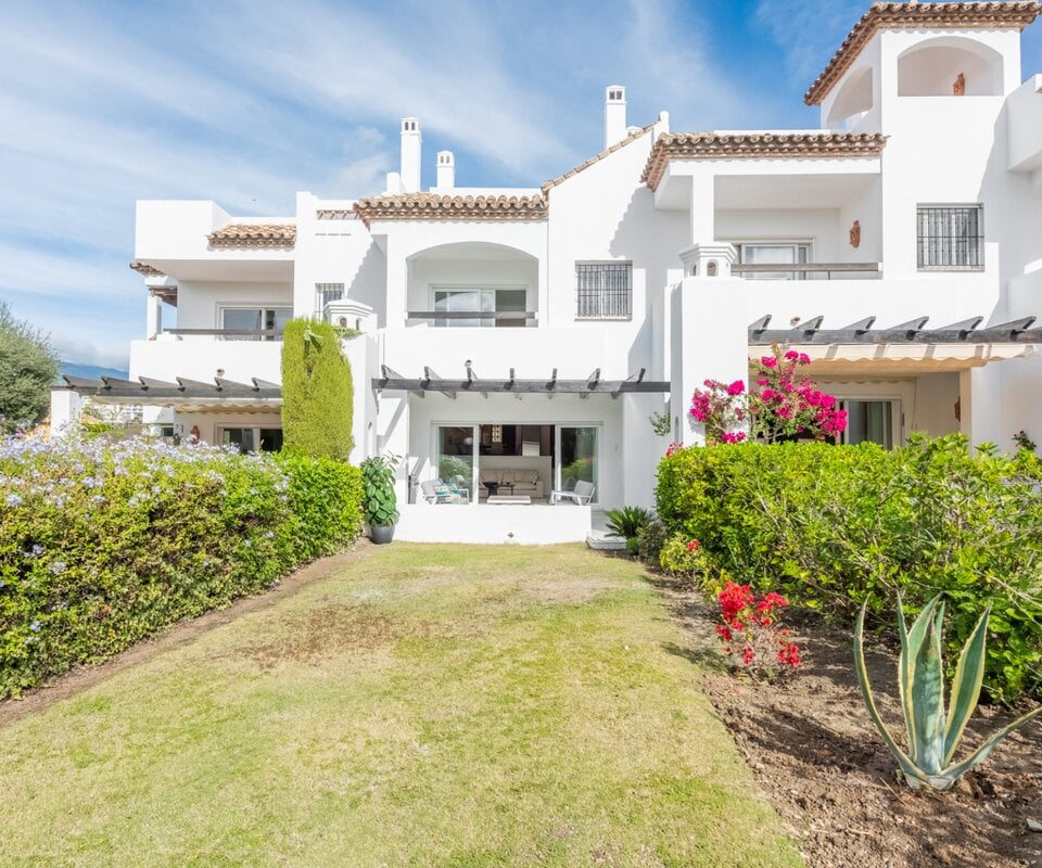 Maison de ville spacieuse avec jardin et vue dégagée à Nueva Andalucía