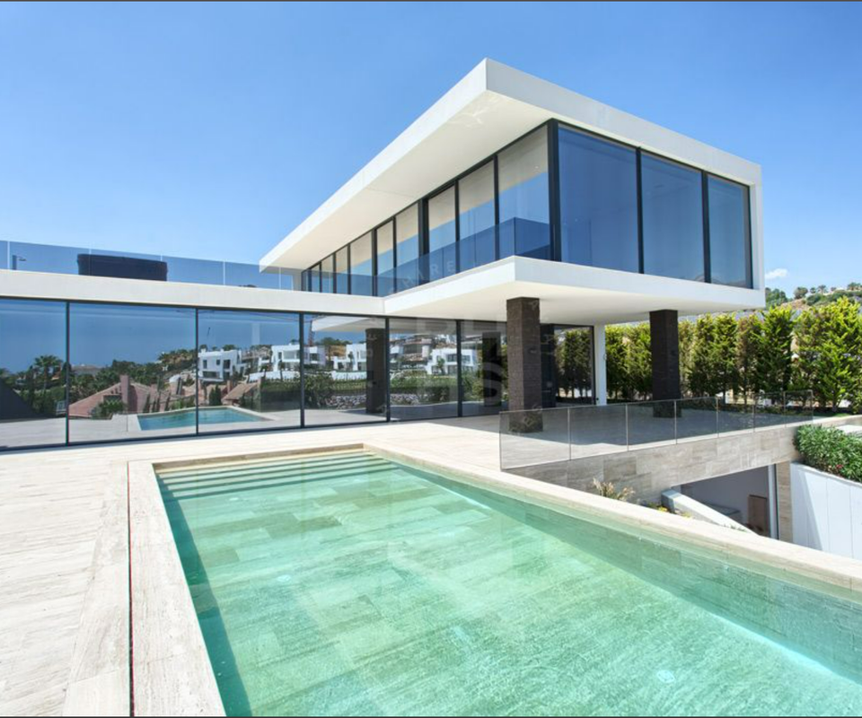 Contemporary villa located in the Golf Valley