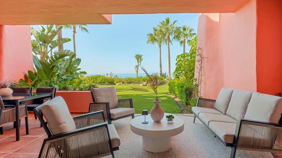 Front line beach apartment in an exclusive community of Cabo Bermejo, Estepona