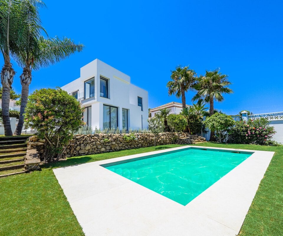 Contemporary villa in Nueva Andalucía just a short walk from services and restaurants