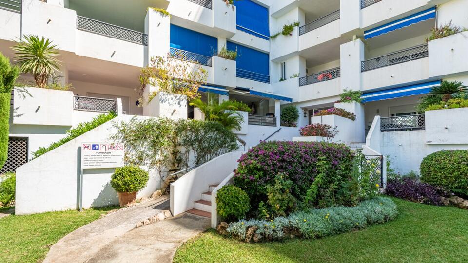Apartment in Puerto Banús with lovely garden views