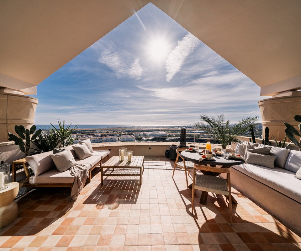Un superbe penthouse en duplex à Magna Marbella avec vue panoramique sur la mer.