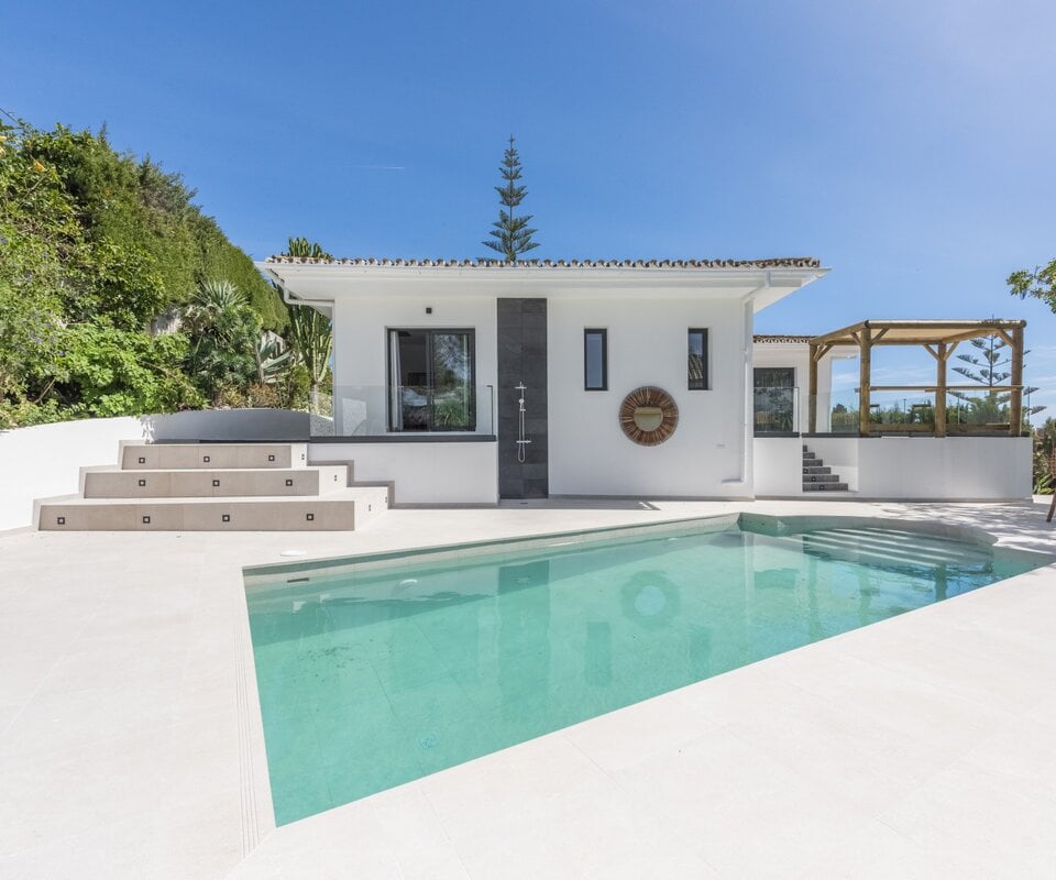 Villa de luxe récemment rénovée avec une vue spectaculaire sur la mer à Marbella Est