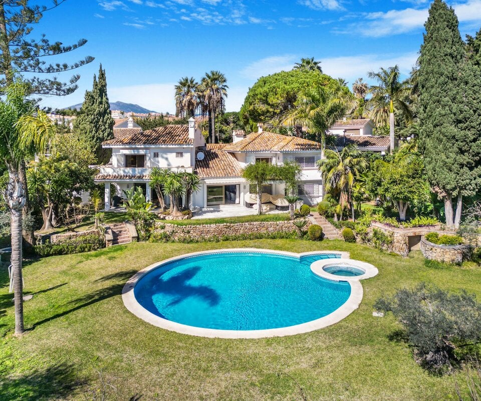 Villa met gastenverblijf op een groot perceel in Lomas del Marbella Club