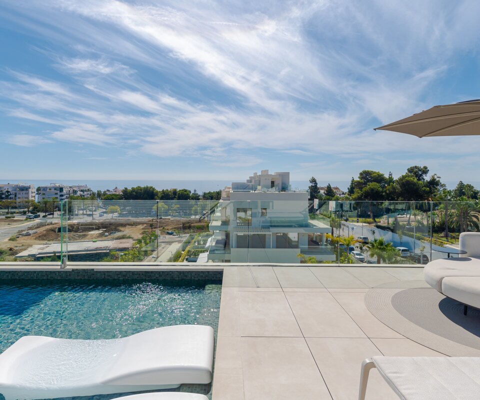 Extraordinary triplex penthouse walking distance to the beach, amenities and Puerto Banús