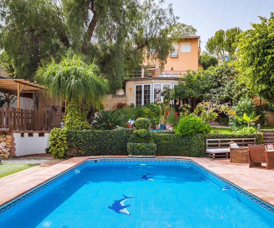 Charmant gelijkvloers huis met zwembad en gastenbungalow in Nueva Andalucía