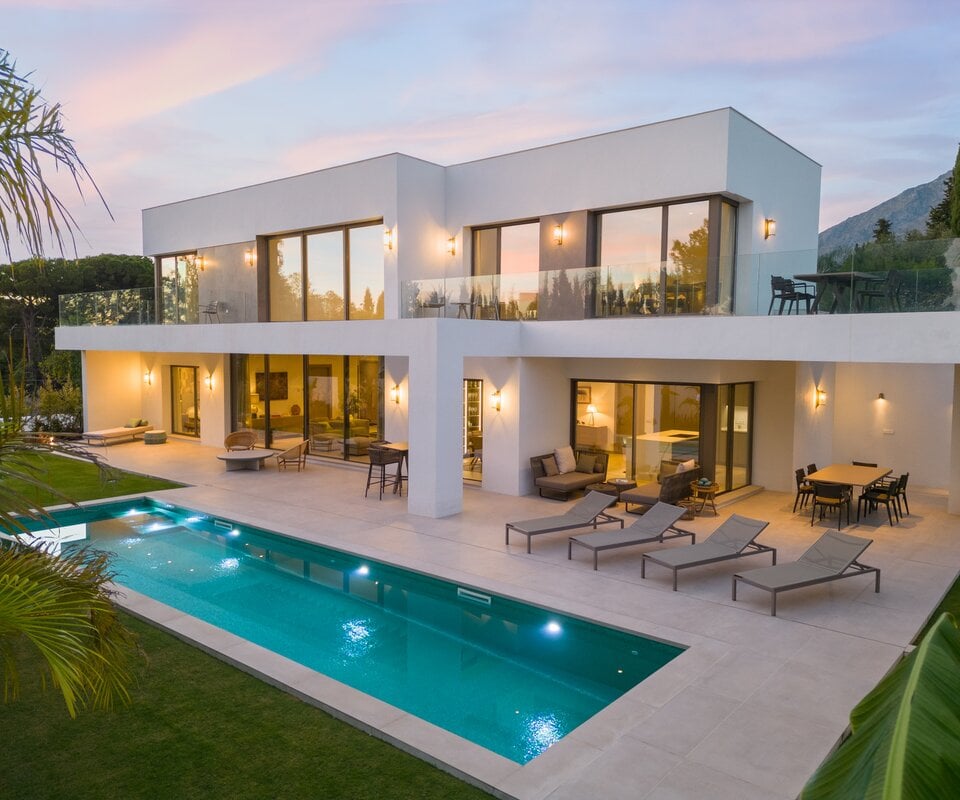 Luxe moderne villa aan de Golden Mile met uitzicht op zee
