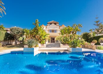 Elegant beachside villa in Marbella East