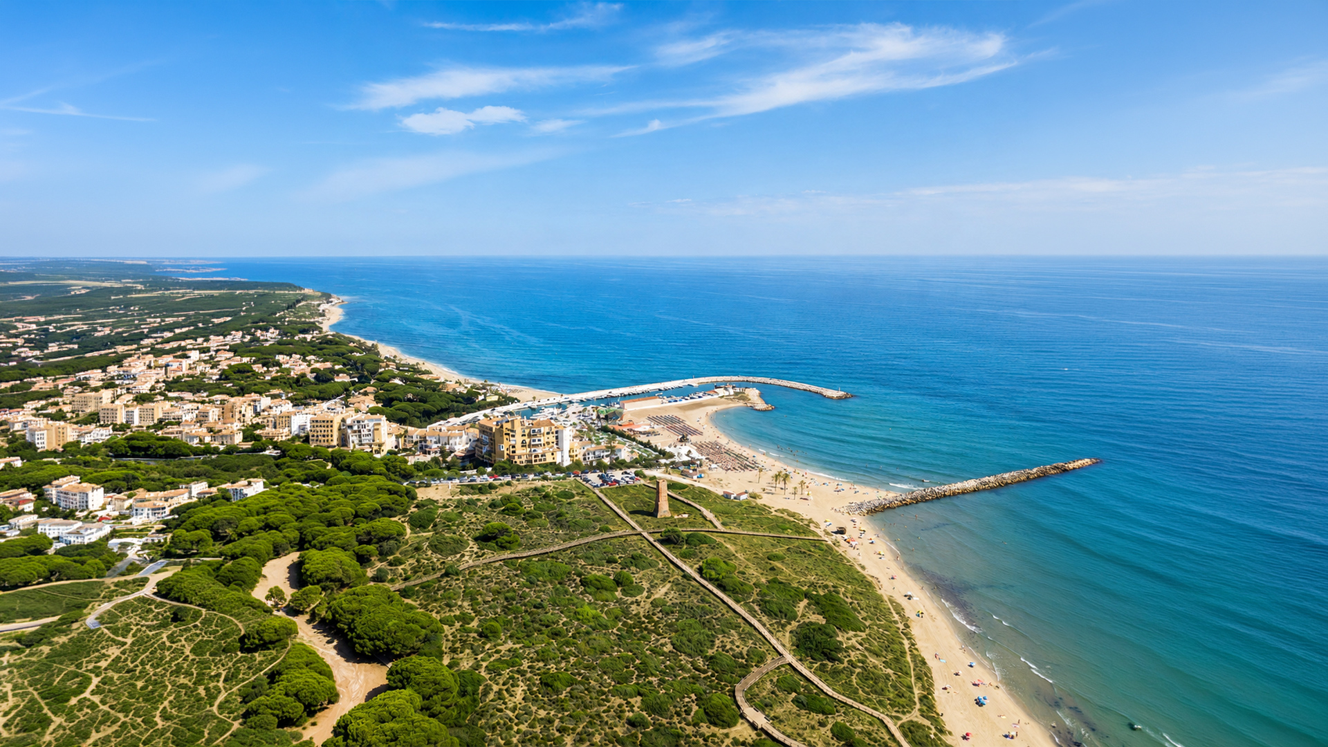 Vue aérienne de la plage de Cabopino et la marina de Marbella Est
